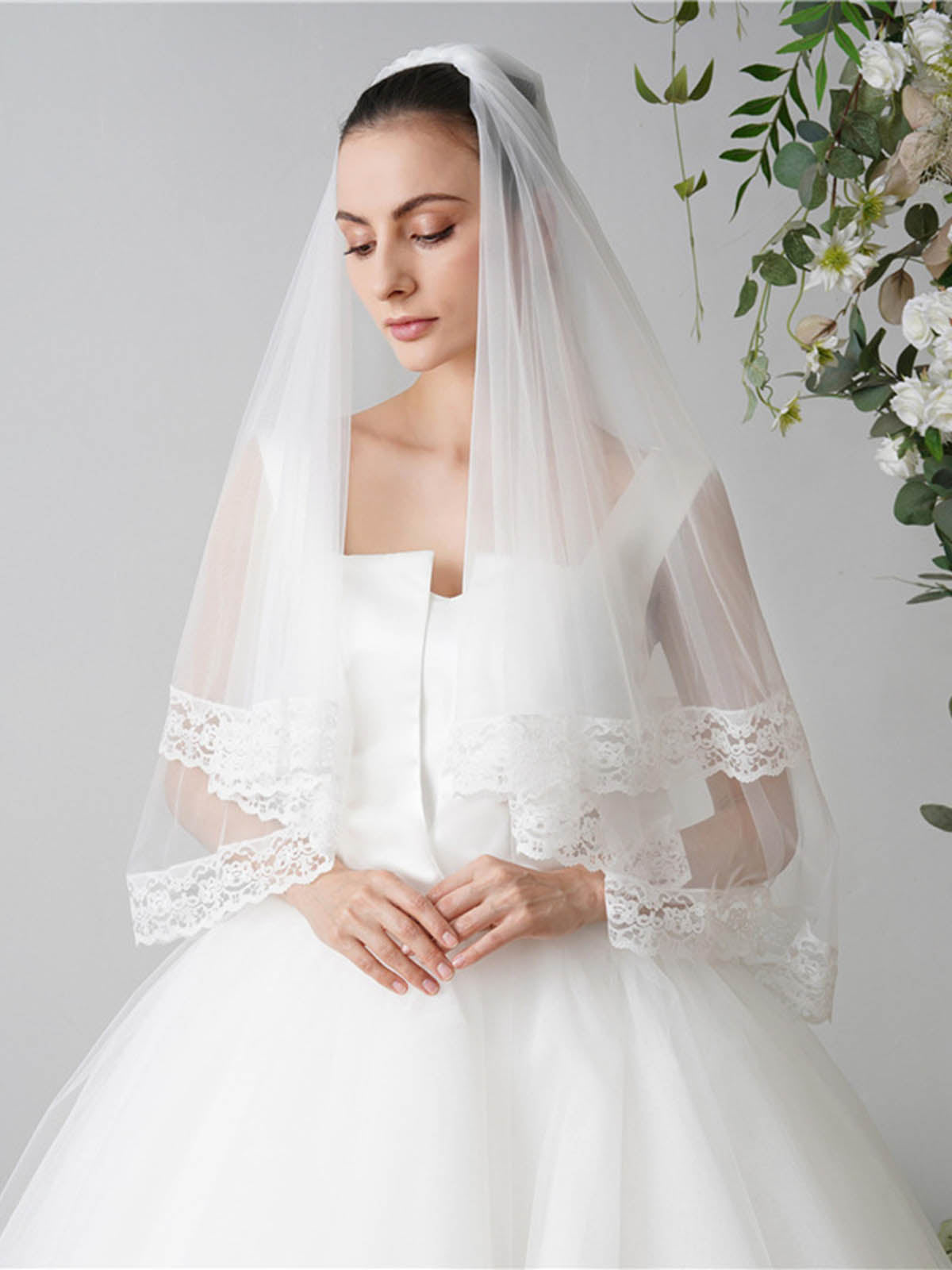 Chic Lace Applique Edge Wedding Veil