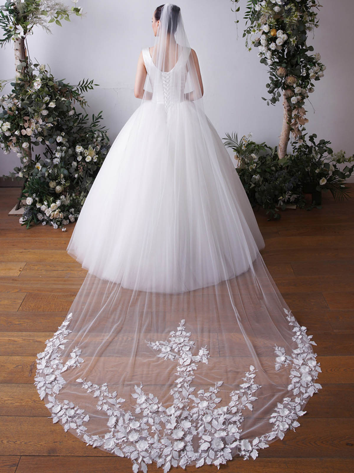 Dreamy One Tier Stereo Flower Satin Long Chapel Veil