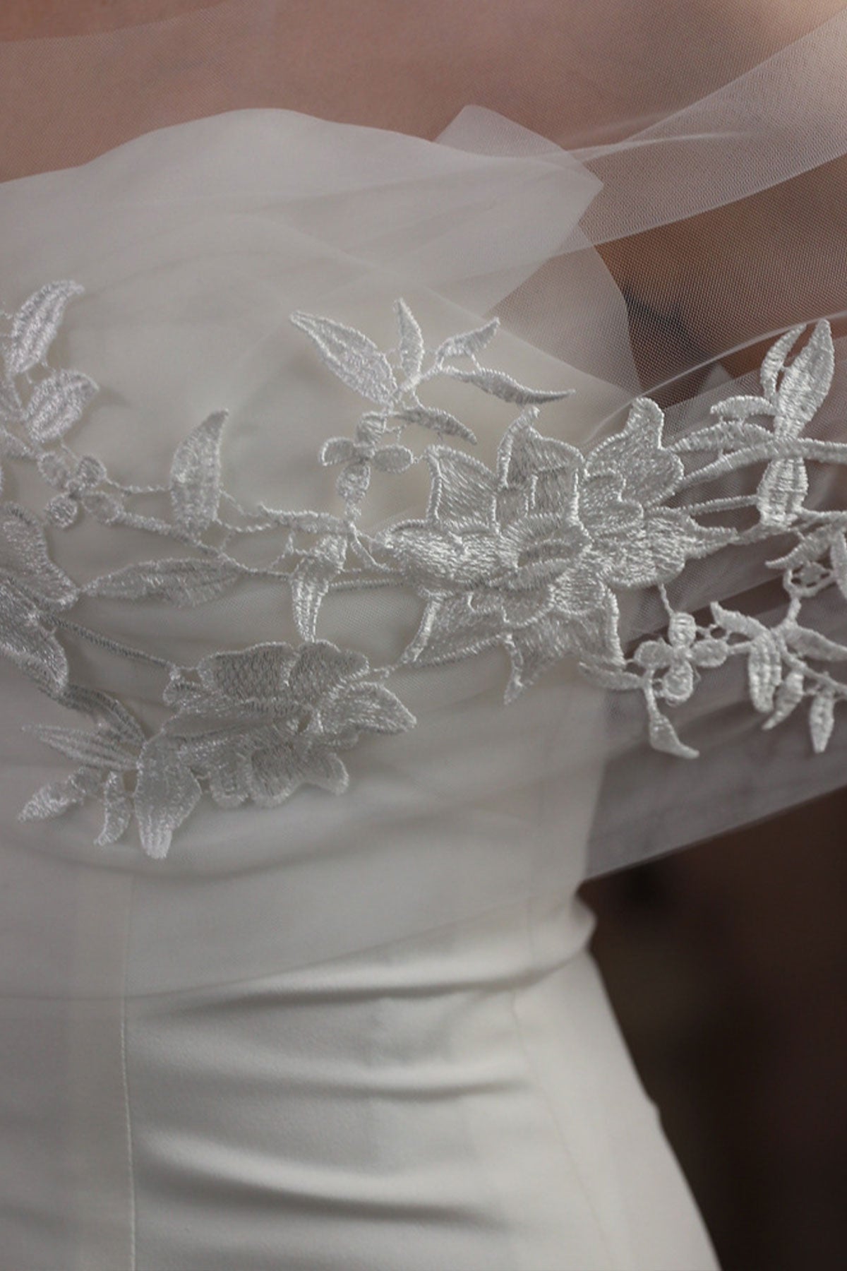 Graceful Flower Applique Tulle Bridal Shawl